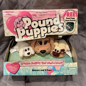 VINTAGE 1995 POUND PUPPIES MOM, 2 PUPS, & CHARM BRACELET NEW IN ORIGINAL PKG.